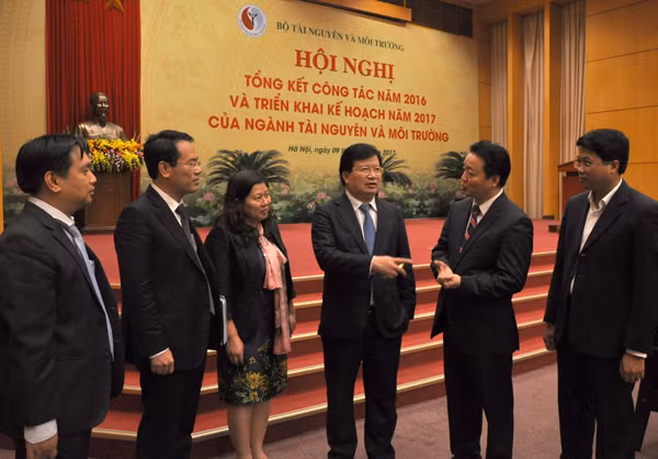 Deputy Prime Minister Trinh Dinh Dung talking with representatives of the Ministry of Natural Resources and Environment