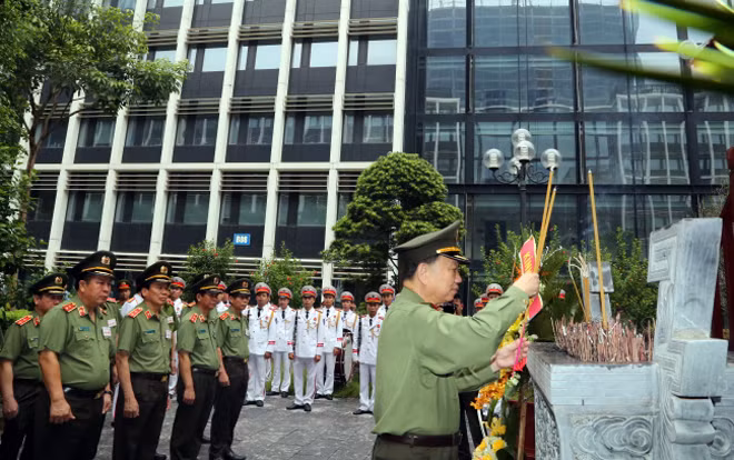 Minister To Lam offering incense at the Memorial Hall of President Ho Chi Minh. Minister To Lam offering incense at the Memorial Hall of President Ho Chi Minh.