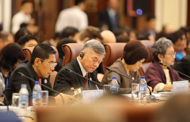 Participants at the meeting.