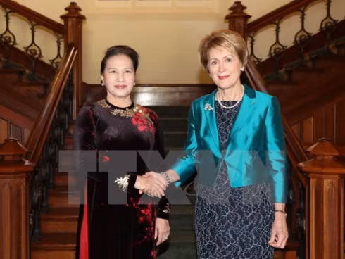 National Assembly Chairwoman Nguyen Thi Kim Ngan (L) and Governor of Western Australia Kerry Sanderson