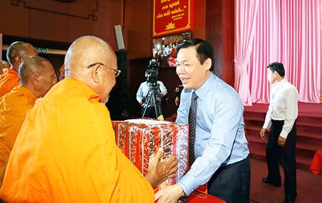 Vice Prime Minister presenting gift to representative of Khmer people Vice Prime Minister presenting gift to representative of Khmer people