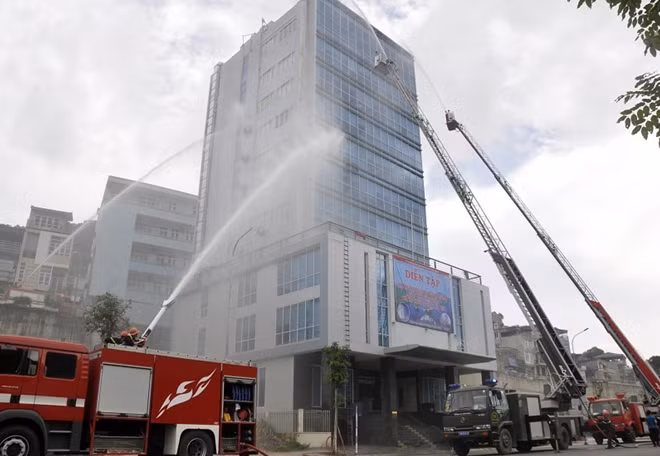 The drill aimed to raise people’s awareness of fire prevention, sense of conformation of law on fire prevention and fighting as well as survival skills.