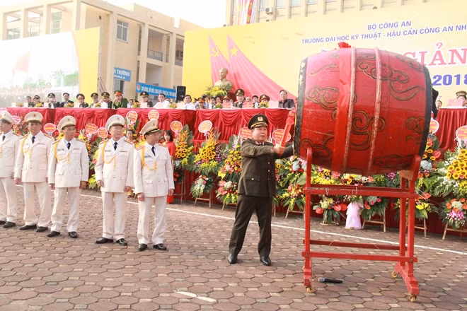 Lieutenant General Bui Van Thanh and leaders of the University of Techniques and Logistics of Public Security