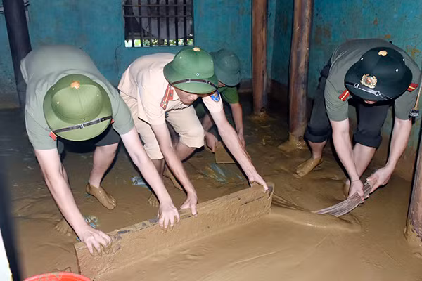 Local police units should closely follow the development of the storm, ensure safety of their offices, camps, detention and custody centers and reformatories and have plans to preserve dossiers, documents, means and working facilities of the police offices to avoid possible damages caused by rains and floods. Local police units should closely follow the development of the storm, ensure safety of their offices, camps, detention and custody centers and reformatories and have plans to preserve dossiers, documents, means and working facilities of the police offices to avoid possible damages caused by rains and floods.