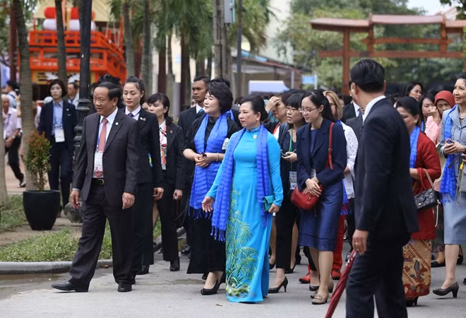 Spouse Nguyen Thi Hien of Vietnamese President Tran Dai Quang guiding her guests around Hoi An, a world cultural heritage site recognised by UNESCO. Spouse Nguyen Thi Hien of Vietnamese President Tran Dai Quang guiding her guests around Hoi An, a world cultural heritage site recognised by UNESCO.