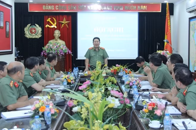 Lieutenant General Bui Van Thanh speaking at the conference.