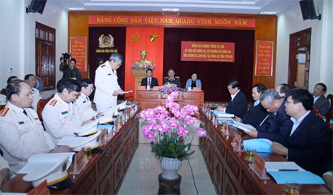 Major General Dang Tran Chieu, Director of the Yen Bai Provincial Police speaking at the working session