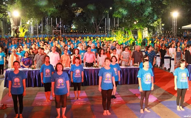 Many yogi participating in the performance.