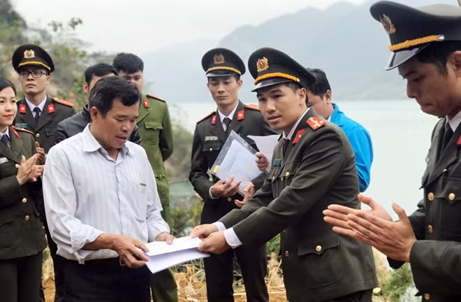 The Youth Chapter of the Training Department under the Ministry of Public Security also handed over VND 5 million to several households in Nhac village, The Youth Chapter of the Training Department under the Ministry of Public Security also handed over VND 5 million to several households in Nhac village,