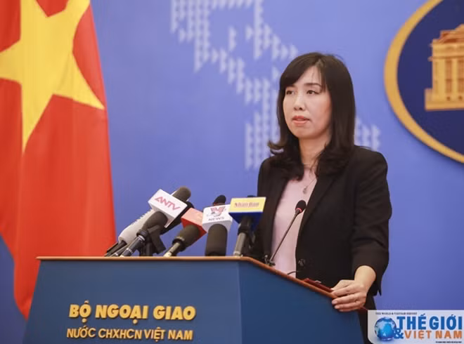 Ms. Le Thi Thu Hang speaking at the press conference.
