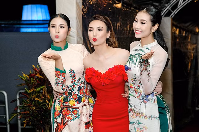 Model Ngoc Diem (centre) is the compere of the event.