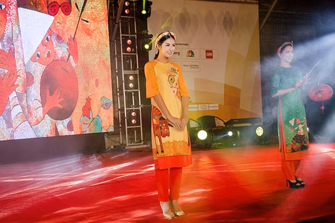 Han introduced her Ao Dai collection themed ‘Buc hoa dong que’ (Rural paintings) to the public and received many compliments.