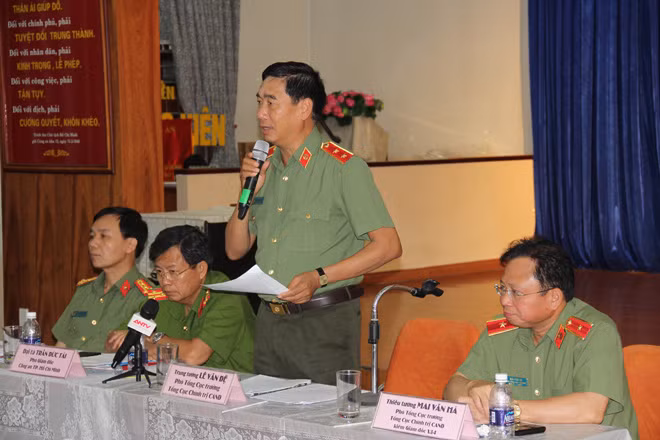 Lieutenant General Le Van De speaking at the meeting.