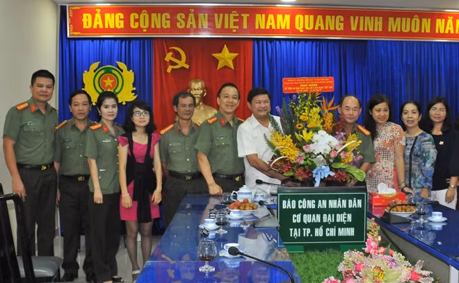 Vice Chairman of the Ho Chi Minh City People’s Committee and representatives of the representative office of the newspaper in Ho Chi Minh city.