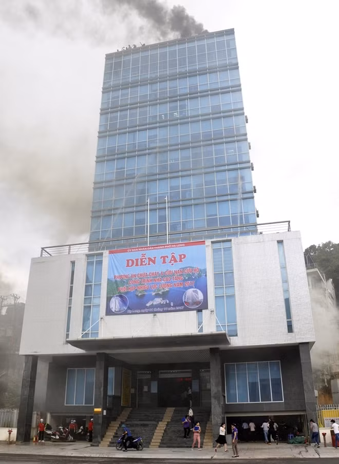 The drill taking place at the Ha Long City Public Administrative Center