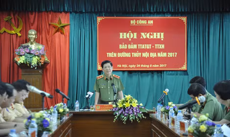 Lieutenant General Nguyen Van Son addressing the meeting. Lieutenant General Nguyen Van Son addressing the meeting.