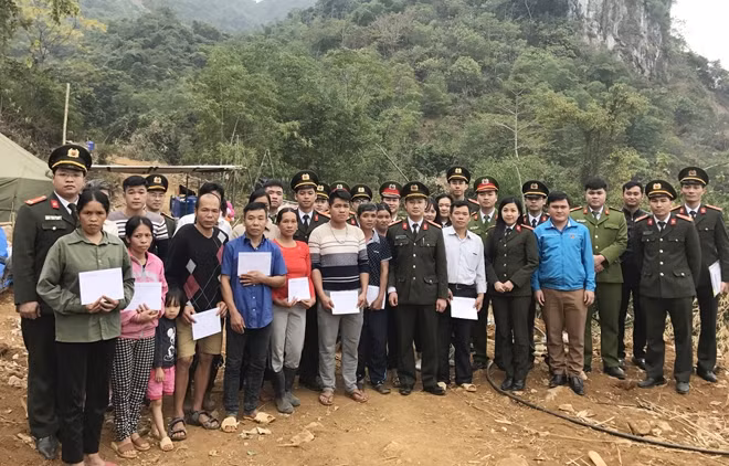 On behalf of the youths of the Public Security Forces, Captain Nguyen Quang Manh, Secretary of the Youth Union chapter of the General Department of Politics spoke, “These gifts are small but showing sincere sentiments of the youths of the Public Security Forces for the people. We hope to help the people overcome their difficulties and stabilize their lives soon.” On behalf of the youths of the Public Security Forces, Captain Nguyen Quang Manh, Secretary of the Youth Union chapter of the General Department of Politics spoke, “These gifts are small but showing sincere sentiments of the youths of the Public Security Forces for the people. We hope to help the people overcome their difficulties and stabilize their lives soon.”