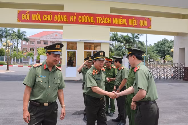 Deputy Minister Bui Van Nam and leaders of the Bac Lieu Provincial Police. Deputy Minister Bui Van Nam and leaders of the Bac Lieu Provincial Police.