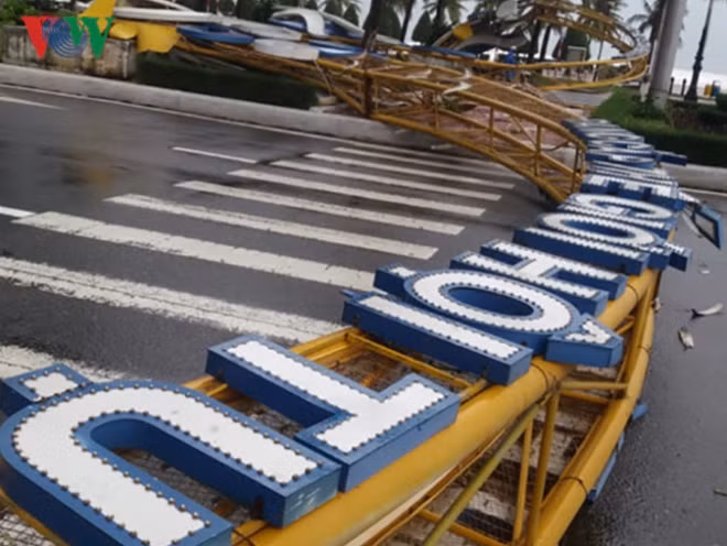 A welcome gate to Bien Dong (East Sea) Park fell, barricading Vo Nguyen Giap Road.