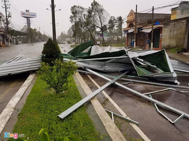 The storm unroofed many houses in Khanh Hoa Province.