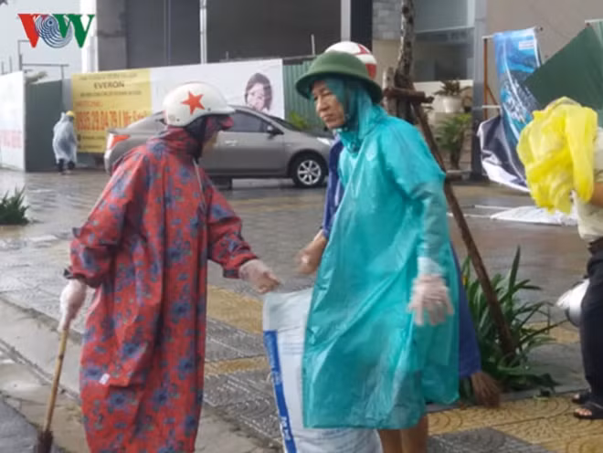 Residents of Tho Quang ward, Son Tra district, Da Nang city cleaned the streets while it rained in preparation for APEC Economic Leaders’ Week beginning on November 6