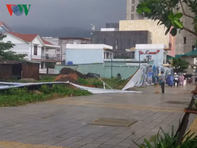 Overnight on November 3 and into the morning of November 4, heavy rain and strong wind triggered by Storm Damrey caused hundreds of banners and billboards advertising APEC Economic Leaders’ Week to collapse.