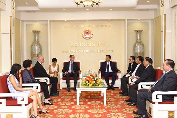 Deputy Minister Bui Van Thanh (R) and Austrian Ambassador to Vietnam Thomas Loidl. Deputy Minister Bui Van Thanh (R) and Austrian Ambassador to Vietnam Thomas Loidl.