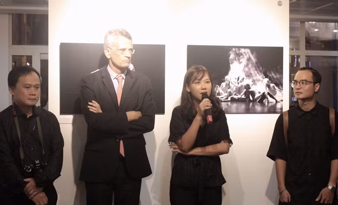 Nguyen Kieu Linh speaking at the opening ceremony of the photo exhibition.