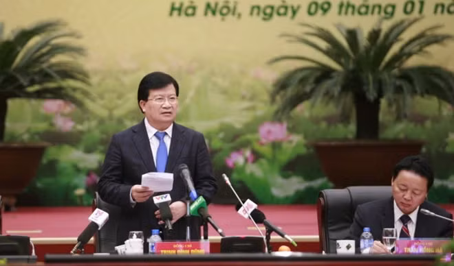 Deputy Prime Minister Trinh Dinh Dung addressing the working session