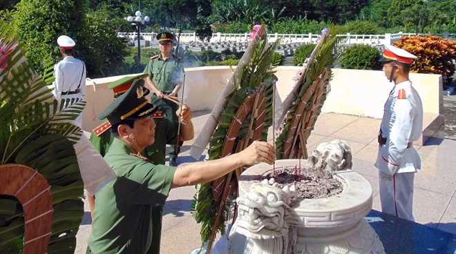 Deputy Minister Nguyen Van Son offering incense.