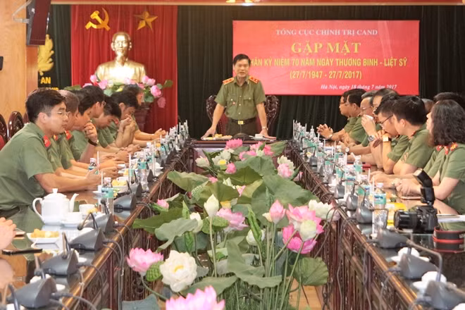 Lieutenant General Nguyen Xuan Muoi speaking at the meeting. Lieutenant General Nguyen Xuan Muoi speaking at the meeting.