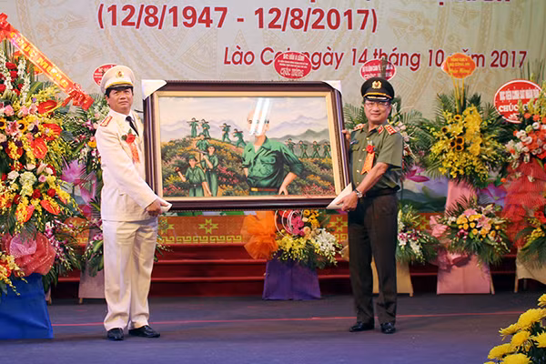 Deputy Minister Nguyen Van Thanh presenting gift to the Lao Cai Provincial Police. Deputy Minister Nguyen Van Thanh presenting gift to the Lao Cai Provincial Police.