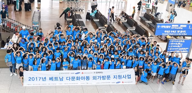 43 Vietnamese - Korean families visiting Vietnam. 43 Vietnamese - Korean families visiting Vietnam.