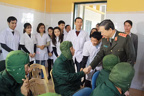 Minister To Lam visiting wounded soldiers and staff of the Kim Bang Healthcare Center for wounded soldiers