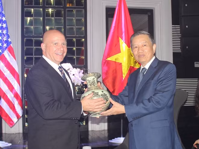 Minister To Lam presenting gift to US National Security Advisor H.R. McMaster