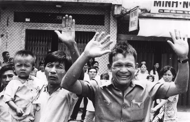 People welcoming the Liberation Army.