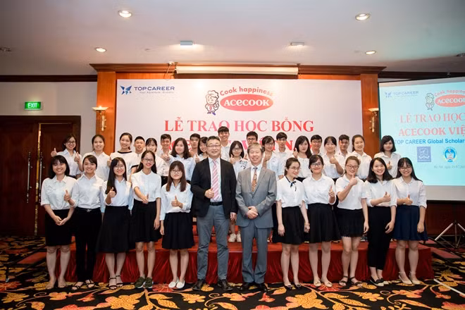 Representatives of Acecook Vietnam and studious students.