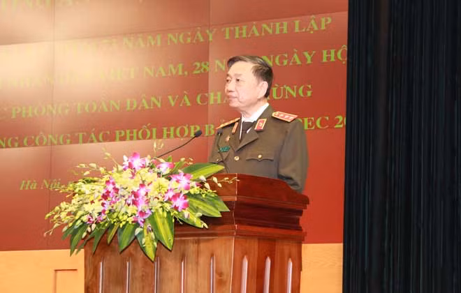 Minister To Lam speaking at the meeting.