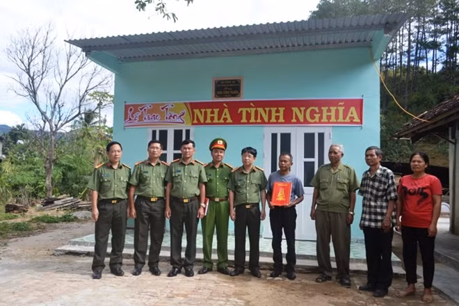 The Public Security Newspaper, the Kon Tum Provincial Police and the Dak Glei District Police handing over 2 gratitude houses to Mr. A Ne and Mr. Ane