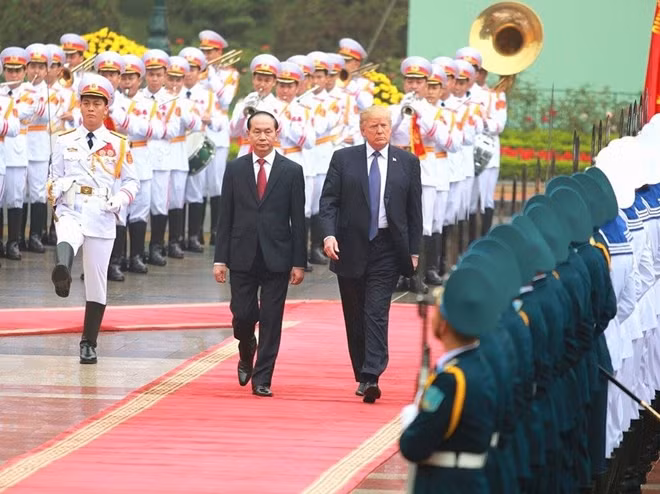 President Tran Dai Quang and U.S President Donald Trump inspecting the guards of honour at the welcome ceremony.