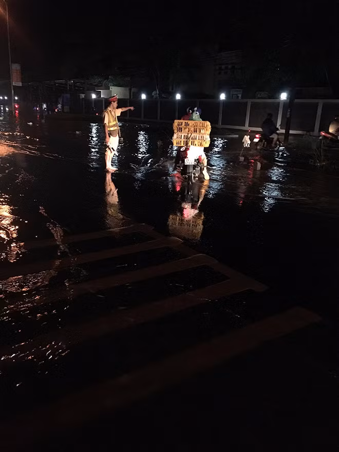 The traffic police team No.12, including Colonel Le van Tuan, Captain Nguyen Ngoc Thuan, Captain Do Tu Thien, and Lieutenant Le Hoai Nam quickly showed up to that place to help people and vehicles get out of the flooded area.