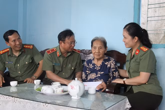 Major General Mai Van Ha visiting revolutionary families in Con Dao.