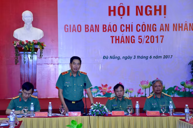 Lieutenant General Le Van De speaking at the meeting.