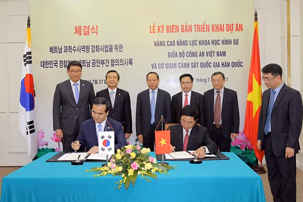 The signing ceremony on a project to increase criminal science capacity of the Vietnamese Public Security Ministry.
