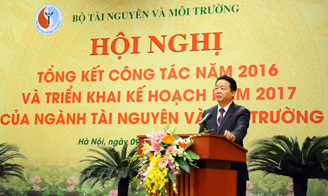 Minister of Natural Resources and Environment speaking at the meeting