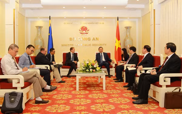 EU Ambassador Bruno Angelet (L) and Minister To Lam (R) at the meeting.
