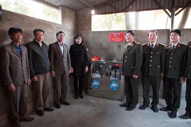The People Security Academy in collaboration with the MVG Vietnam Joint Stock Company presenting two pure water purifier systems to Kien Khe A and Kien Khe B primary schools The People Security Academy in collaboration with the MVG Vietnam Joint Stock Company presenting two pure water purifier systems to Kien Khe A and Kien Khe B primary schools