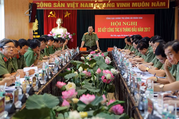 Deputy Minister Nguyen Van Thanh speaking at the conference.