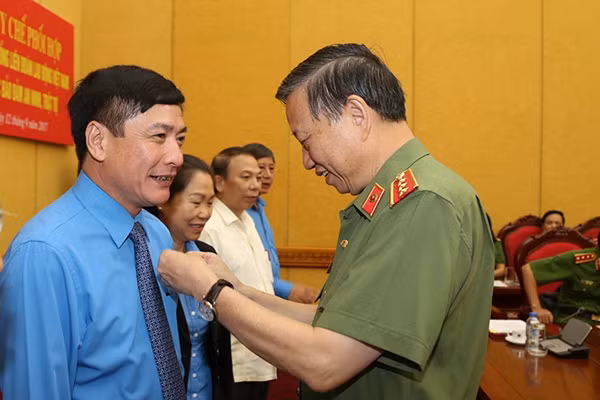 Minister To Lam presenting “For National Security” Medal to Mr. Bui Van Cuong, President of VGCL. Minister To Lam presenting “For National Security” Medal to Mr. Bui Van Cuong, President of VGCL.