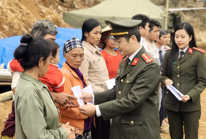 The youth mission and the Hoa Binh Provincial Police visited and presented gifts (worth VND 1 million/each) to 20 needy households in Nhap village, Dong Ruong commune, Da Bac district, Hoa Binh province. The youth mission and the Hoa Binh Provincial Police visited and presented gifts (worth VND 1 million/each) to 20 needy households in Nhap village, Dong Ruong commune, Da Bac district, Hoa Binh province.